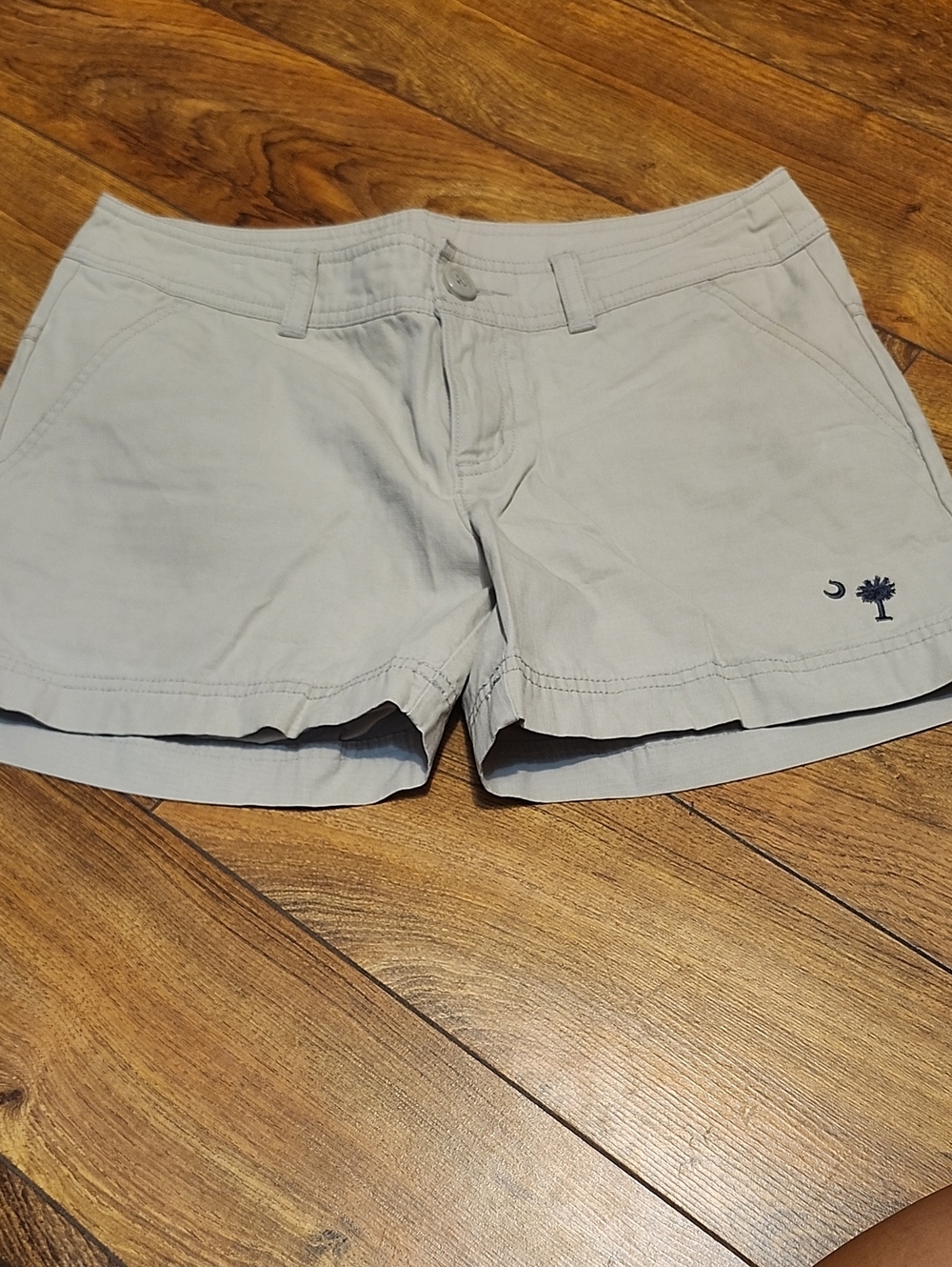 ❤️3 For 10.❤️Columbia Light Khaki Women's Casual Shorts with Palm Embroidery